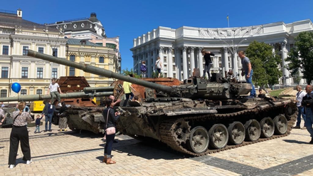 In einigen Städten sind die zerstörten russischen Panzer bereits als Kunstobjekte zu sehen. 