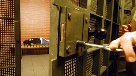 Schlafender Gefangener in einer Gefangenensammelstelle der Polizei Berlin.
