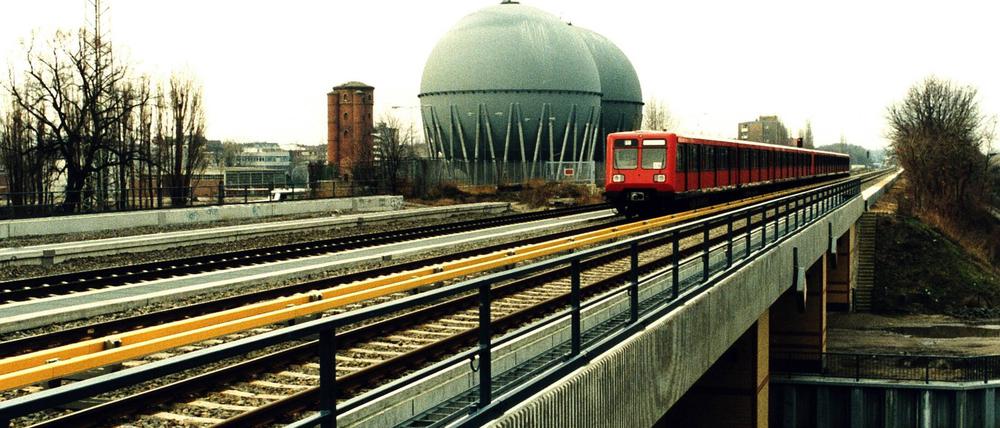 Ein Zug fährt zwischen den Stationen Jungfernheide und Westhafen.