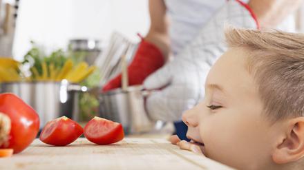 Gemeinsame Mahlzeiten im Kreis der Familie können sich positiv auf das Essverhalten von Kindern auswirken.
