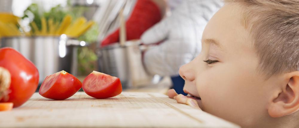 Gemeinsame Mahlzeiten im Kreis der Familie können sich positiv auf das Essverhalten von Kindern auswirken.
