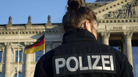 Polizistin vor dem Reichstagsgebäude in Berlin.  