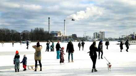 Mithilfe eines Hubschraubers versucht die Polizei Menschen auf der zugefrorenen Rummelsburger Bucht auf das brüchige Eis aufmerksam zu machen. Szenen aus dem Berliner Winter 2021.