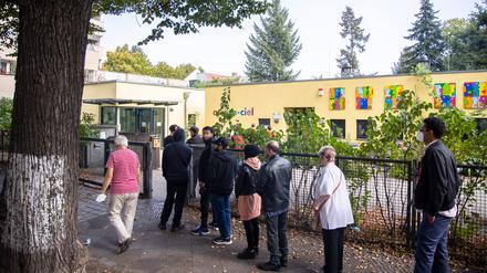 Wahlberechtigte stehen Schlange vor einem Wahllokal in Berlin Neukölln in Berlin am 26. September 2021.