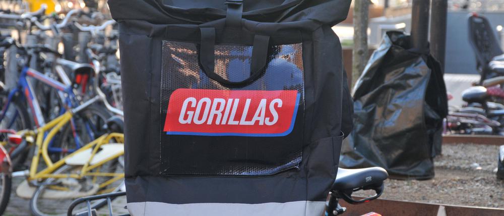 Eine Fahrerin der Lieferdienstes Gorillas. Das Unternehmen reduziert das Personal, um Kosten zu sparen.