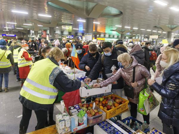 Am Berliner Hauptbahnhof verteilen Freiwillige Hilfsgüter an Flüchtlinge aus der Ukraine.