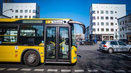 Mehr Gelb für Berlin: ein BVG-Bus in der Großsiedlung Weiße Stadt in Reinickendorf.