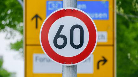 Jenseits der Berliner Autobahnen gibt es in der Stadt dreizehn Straßen, auf denen statt der gewöhnlichen Regelgeschwindigkeit von 50 Kilometern pro Stunde innerorts Tempo 60 erlaubt ist. Sie liegen allesamt im Osten Berlins. 