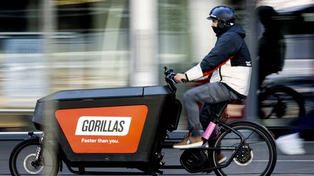 Ein Gorillas-Fahrer mit Lastenrad im niederländischen Den Haag. 