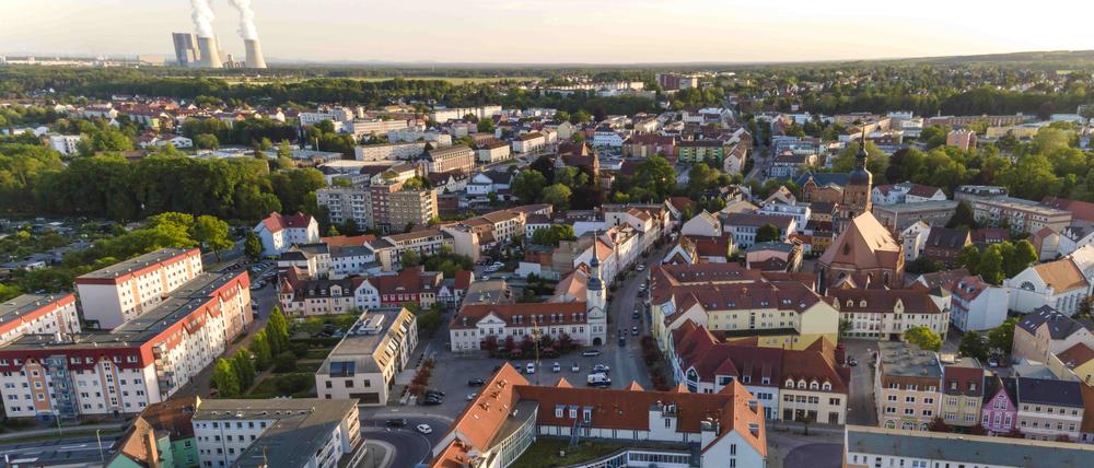 Luftbild von Spremberg, das wegen seines mittelalterlichen Stadtkerns auch als „Perle der Niederlausitz“ gilt. Im Hintergrund das Braunkohlekraftwerk im Industriepark Schwarze Pumpe.  