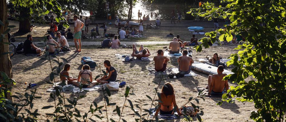 Abkühlung von der Sommerhitze finden Berliner auch am Ufer des Schlachtensees.