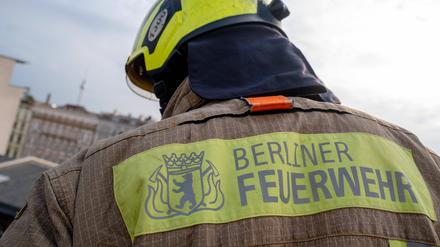 Ein Mitarbeiter der Berliner Feuerwehr. 