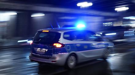 Ein Polizeiauto bei einer Einsatzfahrt mit Blaulicht. 
