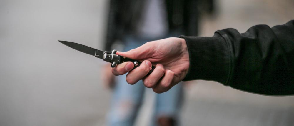 Eine Person hält ein Messer in der Hand. (Symbolfoto)