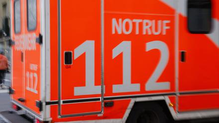 Rettungswagen RTW der Berliner Feuerwehr mit Blaulicht und Sondersignalen. 