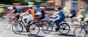 Fahrradfahrer in Berlin-Pankow bei der jährlichen Fahrrad-Sternfahrt des Allgemeinen Deutschen Fahrrad Clubs ADFC durch Berlin- 