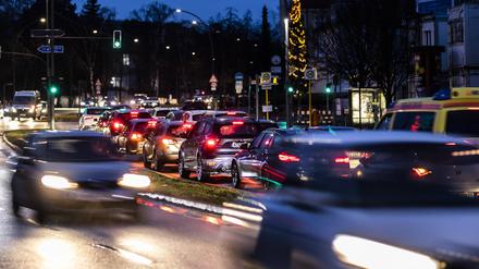 In Berlin wurden weniger Raser geblitzt und auch die Zahl der bei Rot erwischten Autofahrer ist gesunken.