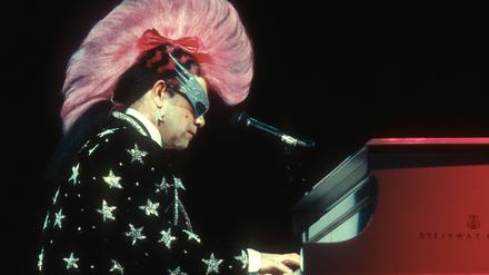 Elton John performs on stage circa 1986. PUBLICATIONxNOTxINxUSA Copyright: xJeffreyxMayerx/xRockxNegativesx/xMediaPunchx 