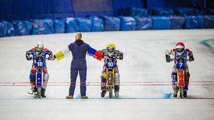Eisspeedway Weltmeisterschaft 2017, Max Niedermaier (Deutschland) und Igor Kononov (Russland) auf ihren Maschinen.