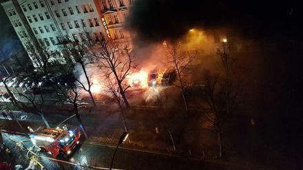 In der Nacht zu Dienstag standen mehrere Autos in der Metzer Straße in Berlin-Prenzlauer Berg in Flammen.