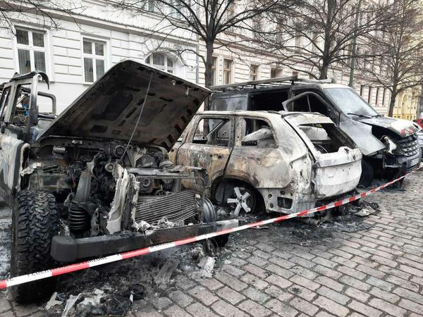 Drei der insgesamt acht beschädigten oder ausgebrannten Fahrzeuge in der Metzer Straße.