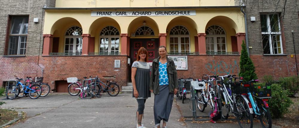 Die Elternvertreterinnen Juliane Falk (links) und Arlette Heilemann vor der Franz-Carl-Achard-Grundschule in Kaulsdorf.