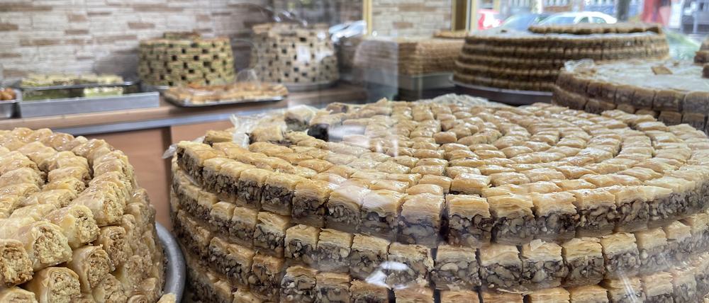 In den Bäckereien auf der Sonnenallee werden Baklava nicht nur während des Zuckerfestes gern an Kinder verteilt.