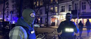 Beamte einer Spezialeinheit der Polizei Niedersachsen am Sonntagabend in der Grünberger Straße in Friedrichshain.
