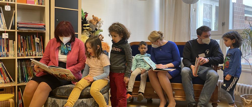 Am Mittwoch besuchten die Regierende Bürgermeisterin Franziska Giffey und Jugendsenatorin Astrid-Sabine Busse (li.) einen Kindergarten in Schöneberg, um das Sprachkonzept vorzustellen.