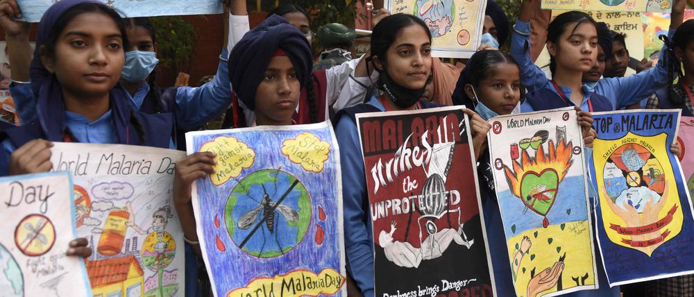 Nordindien, 25. April 2022: SchülerInnen erinnern am Welt-Malaria-Tag an die Gefahren einer Malariainfektion. 