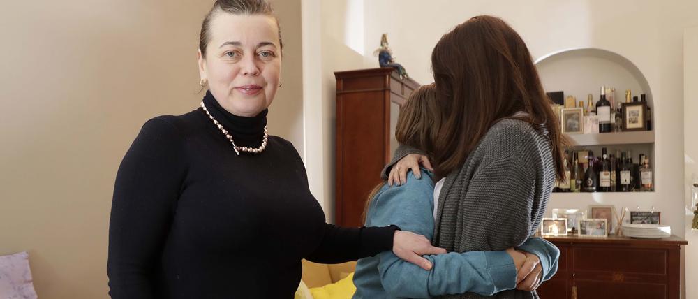 Inna (links) kannte Elena und ihre Tochter kaum. Trotzdem sagte sie sofort zu, als Elena aus Kiew fragte, ob sie bei ihr in Berlin unterkommen könnten. 