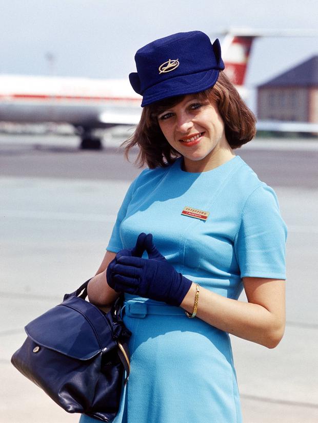 Eine Interflug-Stewardess auf dem Rollfeld im Jahr 1977.