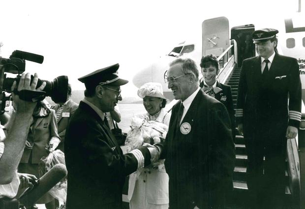 Kurz vor dem Ende: Interflug-Generaldirektor Kurt Henke (links) begrüßt am 10. August 1989 auf dem Flughafen Leipzig/Halle den damaligen Lufthansa-Chef Heinz Ruhnau nach einem der ersten innerdeutschen Flüge.