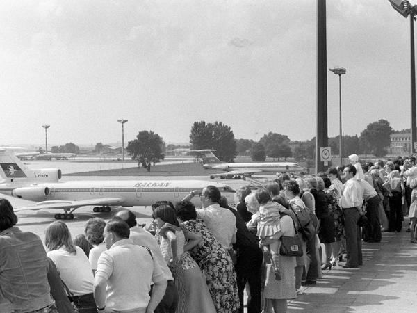 Ganz weit weg: Schaulustige auf der Aussichtsterrasse des Zentralflughafens Berlin-Schönefeld im August 1983.