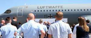 Während einer Veranstaltung wird auf der Internationalen Luft- und Raumfahrtausstellung ILA der erste Airbus A321neoLR an die Bundeswehr übergeben.
