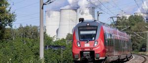 Das Braunkohlekraftwerk Jänschwalde hat bald ausgedient. Schnellere Zugverbindungen sollen beim Strukturwandel helfen.