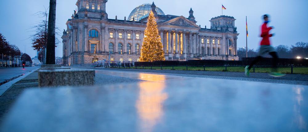 09.12.2020, Berlin: Das Reichstagsgebäude vor der Generaldebatte zum Bundeshaushalt am frühen Morgen. Foto: Christoph Soeder/dpa +++ dpa-Bildfunk +++