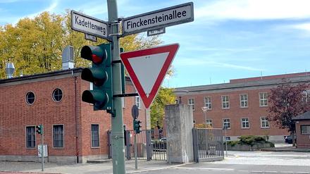 Bis 1935 hieß die Straße, die zur ehemaligen Preußischen Kadettenanstalt führt, heute sitzt dort das Bundesarchiv, Sternstraße.