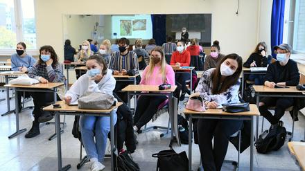 Pupils at Martin-Buber-Oberschule secondary school wear protective masks against the spread of the coronavirus disease (COVID-19) as school resumes following the autumn holidays in Berlin, Germany, October 26, 2020.  REUTERS/Annegret Hilse