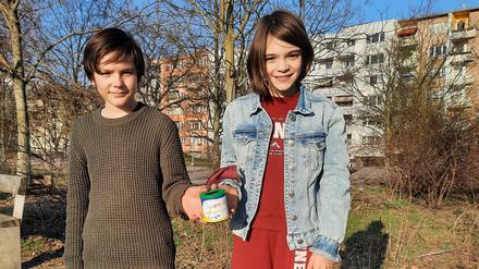Kolja Lehmann und Luisa Westerbarkey mit ihrer Spendenbox im Park am Gleisdreieck.