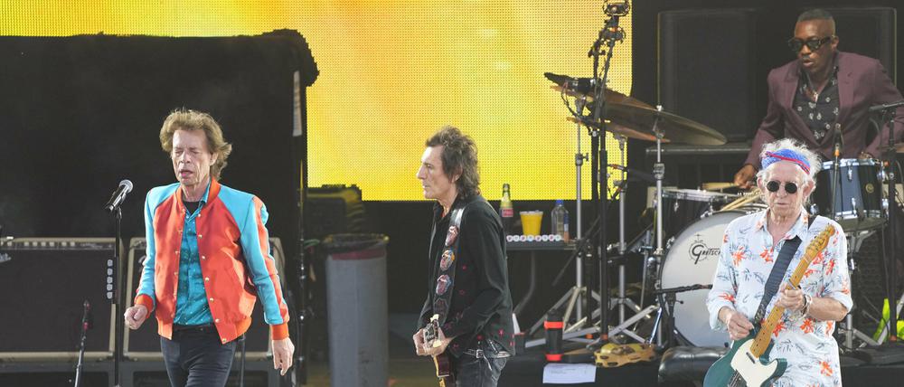 Mick Jagger, Ron Wood und Keith Richards von der britischen Band The Rolling Stones während der Jubiläumstour «Sixty» am Anfang des Konzertes auf der Berliner Waldbühne. Hinten sitzt Schlagzeuger Steve Jordan.