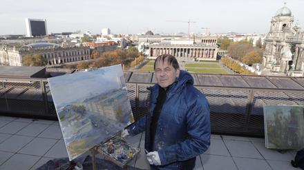 Andre Krigar beim Malen auf dem Dach des Humboldt-Forums in Berlin.