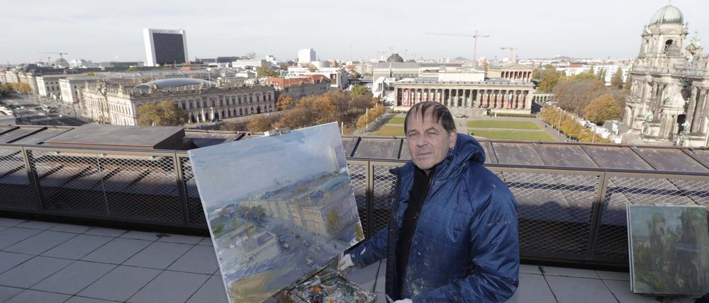 Andre Krigar beim Malen auf dem Dach des Humboldt-Forums in Berlin.