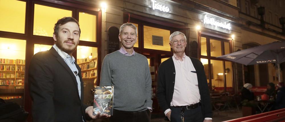 Autoren Jörg Bremer, Henning Kreitel und Arthur-Iren Martini vor dem Cafe Tasso in Berlin.