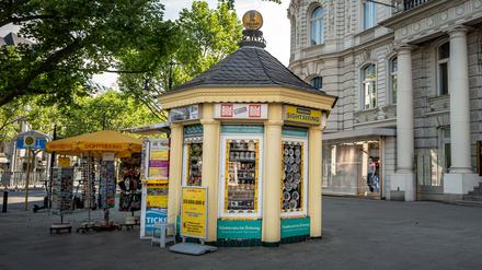 Dem kleinen Kiosk am Ku'damm verbietet das Ordnungsamt jetzt sonntags den Verkauf von Zeitungen - und Sonnenbrillen.