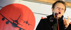 6.12.2010: Die Vorsitzende der Bundestagsfraktion von Bündnis 90/Die Grünen, Renate Künast, spricht in Lichtenrade auf einer Demonstration gegen die geplanten Flugrouten des Flughafen Schönefeld, der zum Großflughafen Berlin Brandenburg International (BBI) ausgebaut wird.