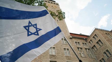 Israel-Fahne vor dem Rathaus von Berlin-Neukölln. 