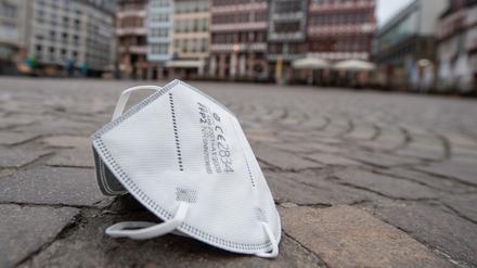 Ganz gibt sie noch nicht auf: Auch weiterhin werden im Berliner Stadtbild Schutzmasken wie diese zum Alltag dazugehören. 
