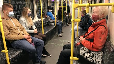 Seltenes Bild: Alle U-Bahn-Fahrgäste tragen ihre Masken korrekt.
