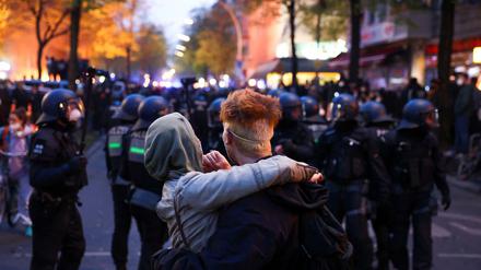 Krawalle und Liebe. Ein Paar und Polizisten am Abend bei der "Revolutionären 1. Mai-Demonstration" in Neukölln.